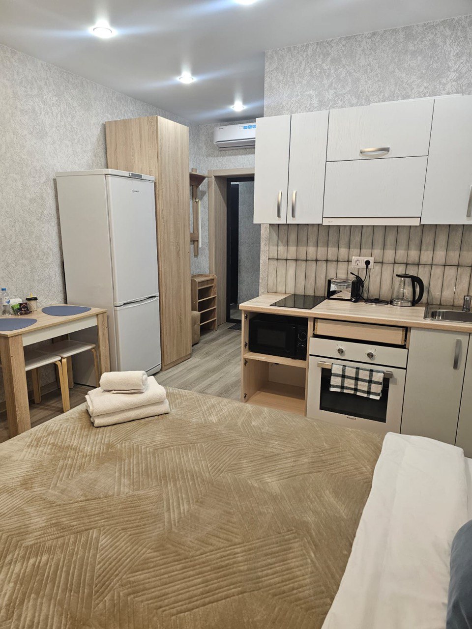 УЮТНАЯ СТУДИЯ В ЦЕНТРЕ АКАДЕМГОРОДКА РЯДОМ С НГУ ДЛЯ 2 ГОСТЕЙ С КОНДИЦИОНЕРОМ И ТОСТЕРОМ.